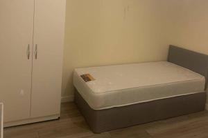 2 Bedroom House - Sleeps 5 - Free Parking Wifi