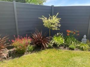 Ruhiges Ferienhaus uneinsehbarer großer Garten, komplett eingezäunt 160 m hoch