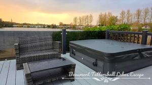 Beaumont Tattershall Lakes Escape - Lakeside lodge caravan with the fishing peg LUXURY HOT TUB