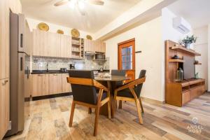 Prime Location 1 Block to Malecon Smart TV & WiFi