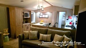 Beaumont Tattershall Lakes Escape - Lakeside lodge caravan with the fishing peg LUXURY HOT TUB