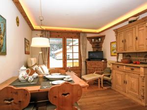 Apartment Chesa Alvetern 5 by Interhome