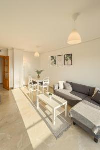 Cortes Suite - Pool paddle tennis court and gym