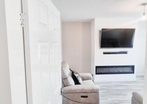 Cosy 2BR House on Quiet Street with Free Parking