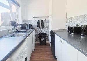 Cosy 2BR House on Quiet Street with Free Parking
