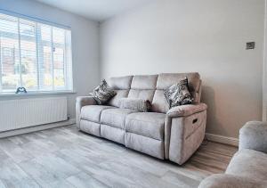 Cosy 2BR House on Quiet Street with Free Parking