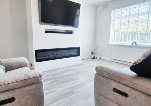 Cosy 2BR House on Quiet Street with Free Parking