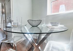 Cosy 2BR House on Quiet Street with Free Parking