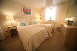 2BR-Parking-Private patio-5 minute walk to Minster