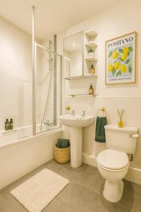 2BR-Parking-Private patio-5 minute walk to Minster