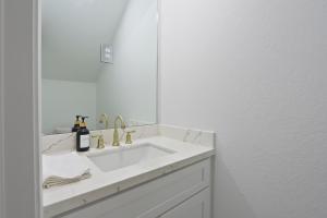 Spacious Family Home Close to Downtown & Med Center