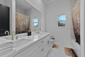 Spacious Family Home Close to Downtown & Med Center