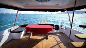 Private Luxury Bosphorus Yacht 2 Continents Experience