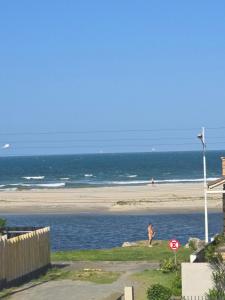 Ótimo apartamento com ampla sacada e vista pro mar