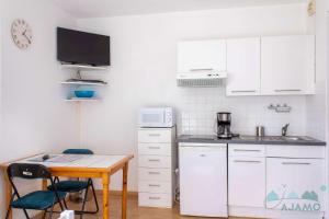 104 - Studio, dans une résidence les pieds dans leau à Sables Dor Les Pins