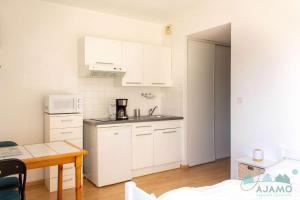 104 - Studio, dans une résidence les pieds dans leau à Sables Dor Les Pins