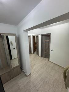 Apartament Elegant si Confortabil, Complet Nou, 2 Camere, Zona Centrală