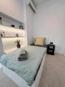 Celestial Stylish Central 2BDR w WiFi and Work Space