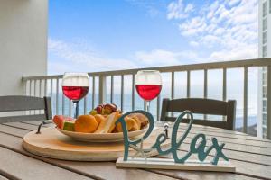1065 Shoreline Towers Charming Beachfront Condo-Free Beach Setup