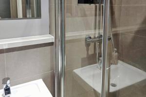 London Heathrow Luxury Apartment - Fully Equipped - 2nd Floor No lift