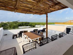 Casa Alba - Beachside Condo with Rooftop Ocean Views
