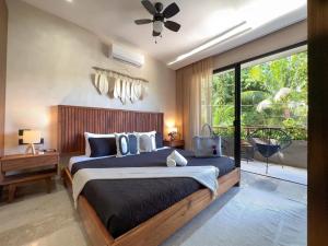 Casa Alba - Beachside Condo with Rooftop Ocean Views