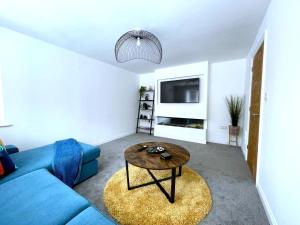 Brand NEW 4-bedroom detached house - 20-min walk to Gloucester Docks - Ample Parking - Superfast Wi-Fi - Long-stay rates!