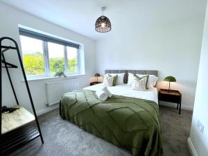 Brand NEW 4-bedroom detached house - 20-min walk to Gloucester Docks - Ample Parking - Superfast Wi-Fi - Long-stay rates!