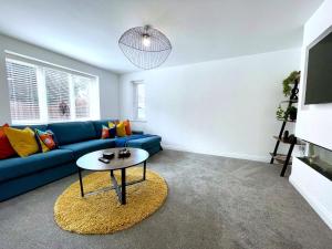 Brand NEW 4-bedroom detached house - 20-min walk to Gloucester Docks - Ample Parking - Superfast Wi-Fi - Long-stay rates!