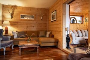 Ski Peak - Chalet Rostaing - Incredible vaulted ceiling dining room and breathtaking garden