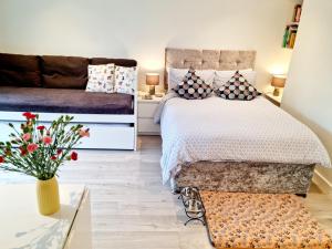 Morden Place, Free Parking & Private Entrance