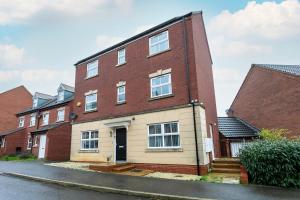 Spacious 4BR Retreat- Free Parking - Free WiFi - Family Friendly