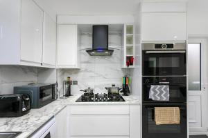 Spacious 4BR Retreat- Free Parking - Free WiFi - Family Friendly