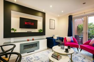 Cosy 4BR Retreat- Free Parking - Fast WiFi - Family Friendly