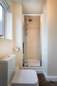 Spacious 4BR Retreat- Free Parking - Free WiFi - Family Friendly