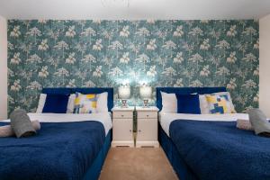 Spacious 4BR Retreat- Free Parking - Free WiFi - Family Friendly