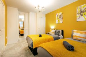 Spacious 4BR Retreat- Free Parking - Free WiFi - Family Friendly