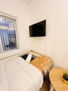 Newly Renovated Private Room with kitchenette near QE Hospital R2