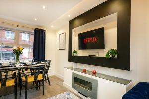 Cosy 4BR Retreat- Free Parking - Fast WiFi - Family Friendly