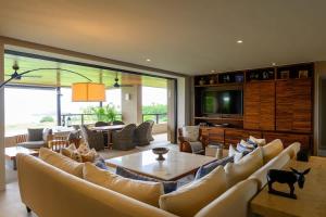 Luxury Oceanfront Apartment Infinity Pool