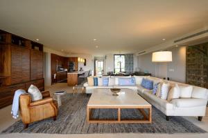 Luxury Oceanfront Apartment Infinity Pool