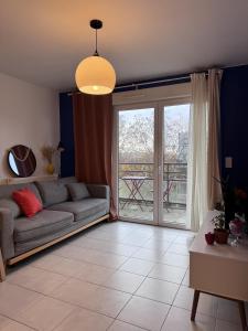 Small 2 room cocoon in a luxury building