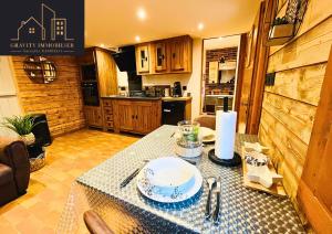 Petit chalet en bois avec mezzanine en montagne