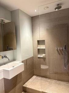 Amazing top floor 2 bed flat with massive terrace