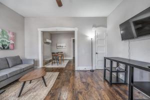 Your Midtown Getaway - Central, Walkable and Calm