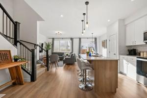 Luxe Retreat with Gym, Ping Pong, King Bed, Near WEM