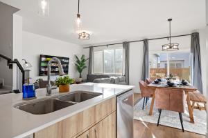 Luxe Retreat with Gym, Ping Pong, King Bed, Near WEM