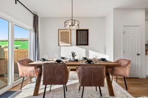 Luxe Retreat with Gym, Ping Pong, King Bed, Near WEM