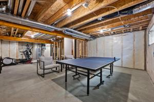 Luxe Retreat with Gym, Ping Pong, King Bed, Near WEM