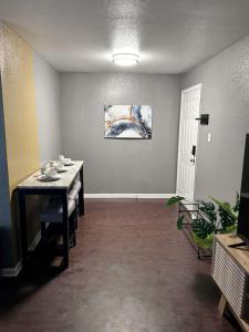 Modern 2 Bed 1 Bath near Downtown and Farmers Market